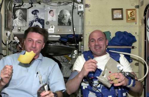 astronaut in space. do astronauts eat in space